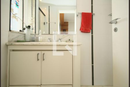 Apartamento à venda com 262m², 4 quartos e 4 vagas Apartamento à venda com 262m², 4 quartos e 4 vagasBanheiro suite 3