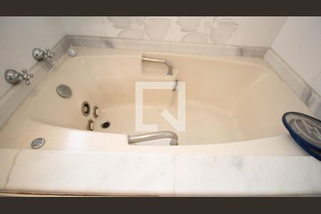 Apartamento à venda com 262m², 4 quartos e 4 vagas Apartamento à venda com 262m², 4 quartos e 4 vagasBanheiro suite Master