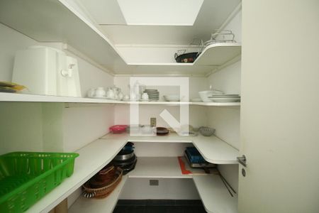 Apartamento à venda com 262m², 4 quartos e 4 vagas Apartamento à venda com 262m², 4 quartos e 4 vagasDespensa