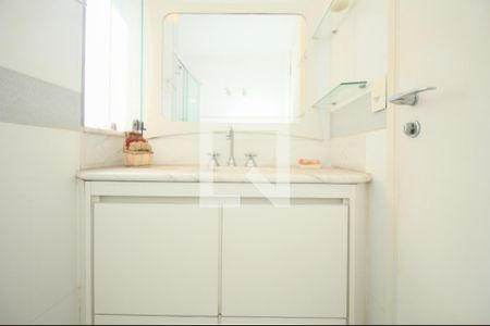 Apartamento à venda com 262m², 4 quartos e 4 vagas Apartamento à venda com 262m², 4 quartos e 4 vagasBanheiro suite 2