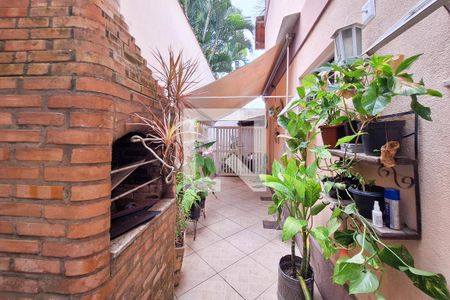 Casa de condomínio à venda com 170m², 4 quartos e 1 vagaQuintal