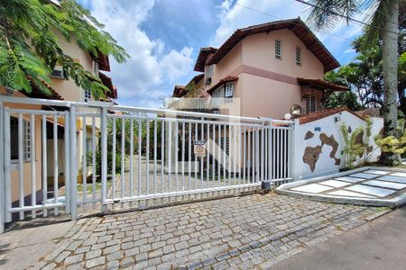 Casa de condomínio à venda com 170m², 4 quartos e 1 vagaFachada