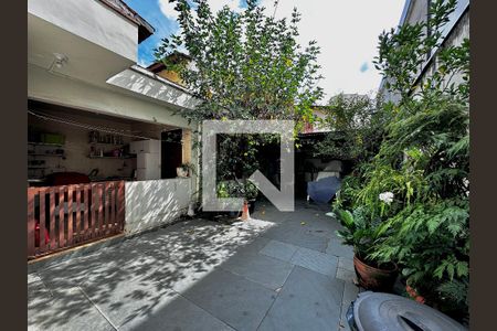 Casa à venda com 220m², 3 quartos e 3 vagas Casa à venda com 220m², 3 quartos e 3 vagasQuintal