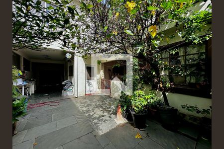 Casa à venda com 220m², 3 quartos e 3 vagas Casa à venda com 220m², 3 quartos e 3 vagasQuintal