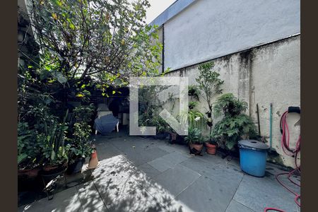 Casa à venda com 220m², 3 quartos e 3 vagas Casa à venda com 220m², 3 quartos e 3 vagasQuintal