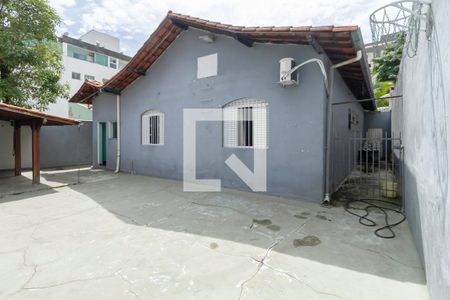 Casa à venda com 420m², 3 quartos e 6 vagasQuintal