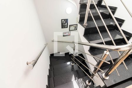 Casa à venda com 120m², 3 quartos e 3 vagasEscada