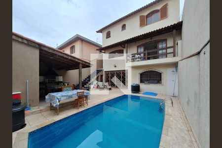 Casa à venda com 230m², 3 quartos e 4 vagas Casa à venda com 230m², 3 quartos e 4 vagasQuintal