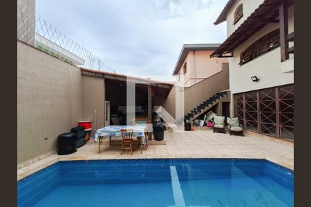 Casa à venda com 230m², 3 quartos e 4 vagas Casa à venda com 230m², 3 quartos e 4 vagasQuintal