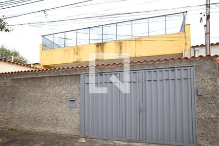 Casa à venda com 236m², 4 quartos e 4 vagas Casa à venda com 236m², 4 quartos e 4 vagasFachada