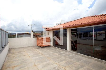 Casa à venda com 236m², 4 quartos e 4 vagas Casa à venda com 236m², 4 quartos e 4 vagasTerraço