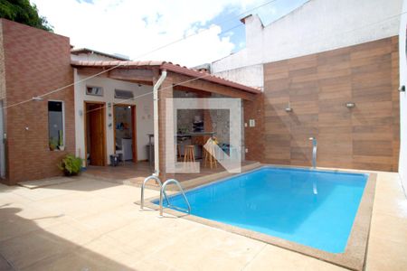 Casa à venda com 236m², 4 quartos e 4 vagas Casa à venda com 236m², 4 quartos e 4 vagasPiscina