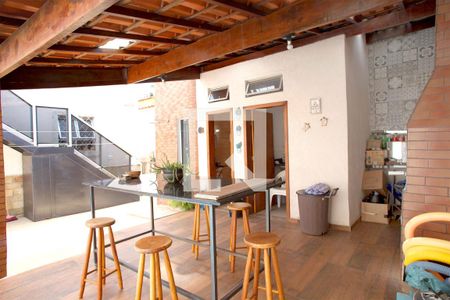 Casa à venda com 236m², 4 quartos e 4 vagas Casa à venda com 236m², 4 quartos e 4 vagasVaranda