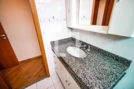 Casa à venda com 300m², 4 quartos e 4 vagas Casa à venda com 300m², 4 quartos e 4 vagasBanheiro da suíte