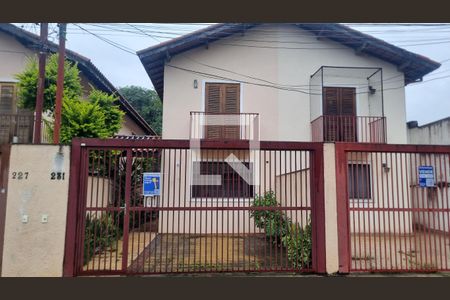 Casa à venda com 95m², 3 quartos e 2 vagas Casa à venda com 95m², 3 quartos e 2 vagasFachada