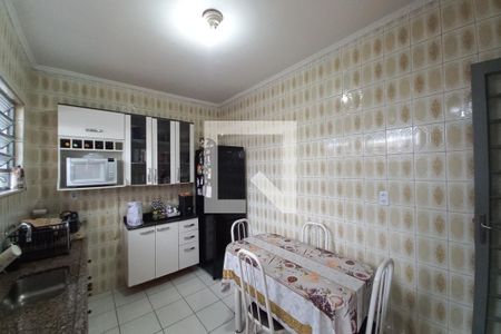 Casa à venda com 241m², 3 quartos e 4 vagas Casa à venda com 241m², 3 quartos e 4 vagasCozinha