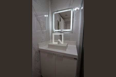 Banheiro de apartamento para alugar com 2 quartos, 43m² em Parque Pinheiros, São Paulo