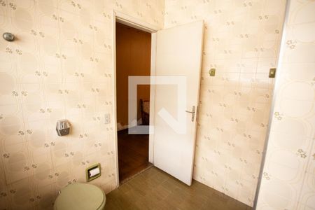 Casa à venda com 300m², 4 quartos e 5 vagasBanheiro do Quarto 1