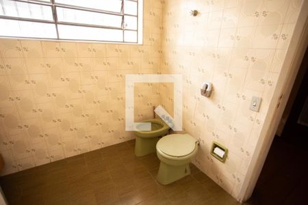 Casa à venda com 300m², 4 quartos e 5 vagasBanheiro do Quarto 1