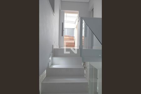 Apartamento à venda com 130m², 3 quartos e 2 vagas Apartamento à venda com 130m², 3 quartos e 2 vagasEscada