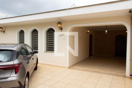 Casa à venda com 180m², 3 quartos e 4 vagas Casa à venda com 180m², 3 quartos e 4 vagasÁREA EXTERNA FRENTE