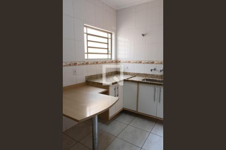 Casa à venda com 180m², 3 quartos e 4 vagas Casa à venda com 180m², 3 quartos e 4 vagasCOZINHA