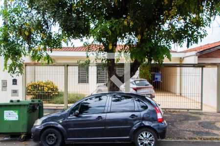 Casa à venda com 180m², 3 quartos e 4 vagas Casa à venda com 180m², 3 quartos e 4 vagasFACHADA