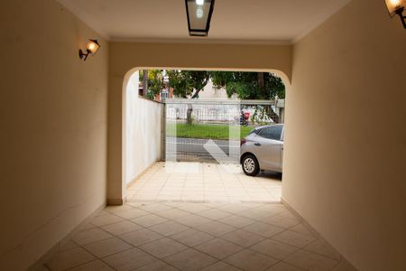 Casa à venda com 180m², 3 quartos e 4 vagas Casa à venda com 180m², 3 quartos e 4 vagasÁREA EXTERNA GARAGEM
