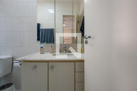 Casa de condomínio à venda com 240m², 3 quartos e 3 vagas Casa de condomínio à venda com 240m², 3 quartos e 3 vagasBanheiro da Suíte