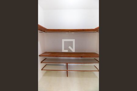 Casa à venda com 150m², 3 quartos e 4 vagas Casa à venda com 150m², 3 quartos e 4 vagasCloset da suíte