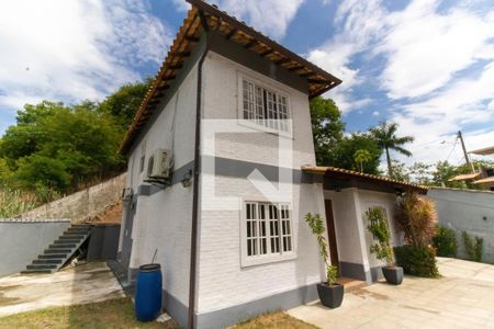 Casa à venda com 150m², 3 quartos e 4 vagas Casa à venda com 150m², 3 quartos e 4 vagasFachada