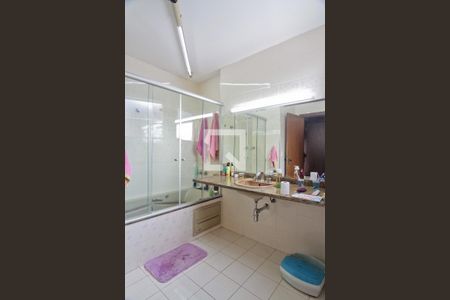 Casa à venda com 441m², 4 quartos e 8 vagasBanheiro da Suíte 1