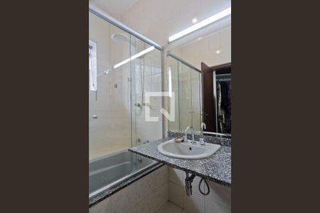 Casa à venda com 441m², 4 quartos e 8 vagasBanheiro da Suíte 3