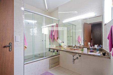 Casa à venda com 441m², 4 quartos e 8 vagasBanheiro da Suíte 1