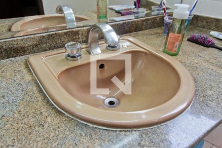 Casa à venda com 441m², 4 quartos e 8 vagasBanheiro da Suíte 1