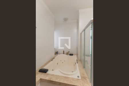 Casa de condomínio à venda com 230m², 3 quartos e 5 vagasBanheiro da Suíte 1