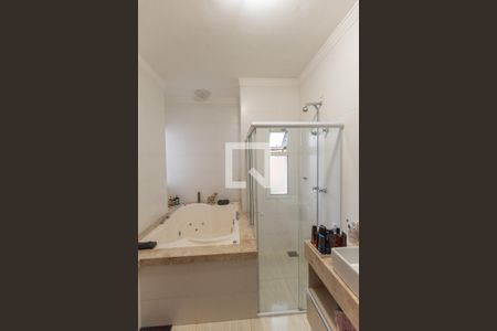 Casa de condomínio à venda com 230m², 3 quartos e 5 vagasBanheiro da Suíte 1