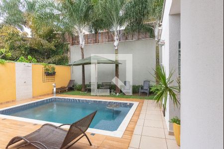 Casa de condomínio à venda com 230m², 3 quartos e 5 vagasPiscina