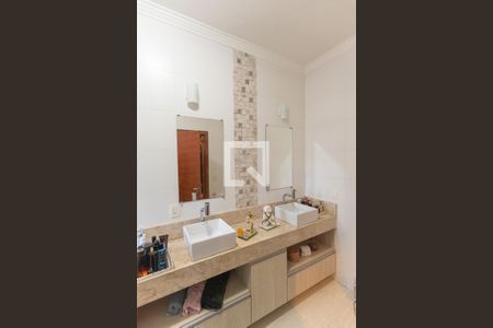 Casa de condomínio à venda com 230m², 3 quartos e 5 vagasBanheiro da Suíte 1