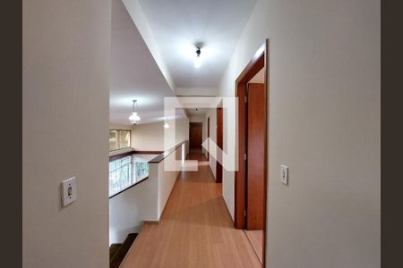 Casa para alugar com 570m², 4 quartos e 5 vagasCorredor