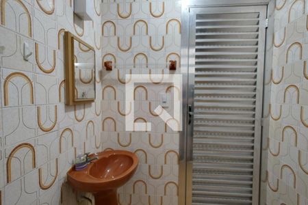 Banheiro de kitnet/studio para alugar com 1 quarto, 50m² em Guilhermina, Praia Grande