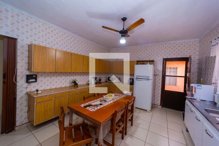 Casa à venda com 300m², 2 quartos e 3 vagas Casa à venda com 300m², 2 quartos e 3 vagasCozinha