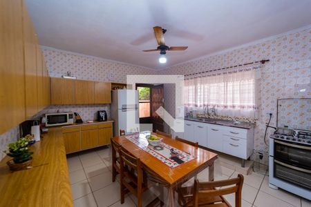 Casa à venda com 300m², 2 quartos e 3 vagas Casa à venda com 300m², 2 quartos e 3 vagasCozinha