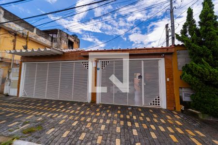 Casa à venda com 300m², 2 quartos e 3 vagas Casa à venda com 300m², 2 quartos e 3 vagasFachada