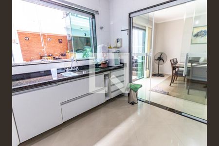 Casa à venda com 132m², 6 quartos e 2 vagas Casa à venda com 132m², 6 quartos e 2 vagasCozinha