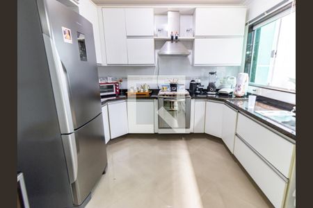 Casa à venda com 132m², 6 quartos e 2 vagas Casa à venda com 132m², 6 quartos e 2 vagasCozinha