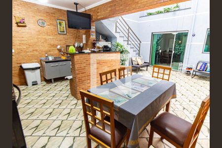 Casa à venda com 132m², 6 quartos e 2 vagas Casa à venda com 132m², 6 quartos e 2 vagasQuintal e Churrasqueira