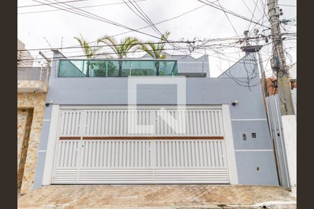Casa à venda com 132m², 6 quartos e 2 vagas Casa à venda com 132m², 6 quartos e 2 vagasFachada