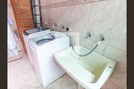 Casa à venda com 132m², 6 quartos e 2 vagas Casa à venda com 132m², 6 quartos e 2 vagasÁrea de Serviço