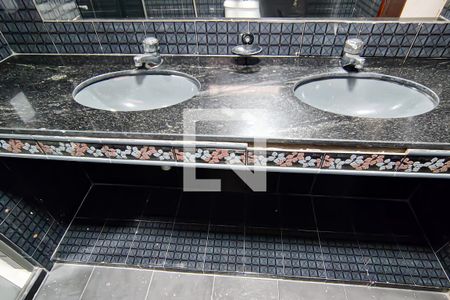 Casa à venda com 300m², 3 quartos e 4 vagasBanheiro da Suíte